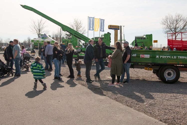 Besucher bei Agratec Salching Frühjahrsausstellung 2025