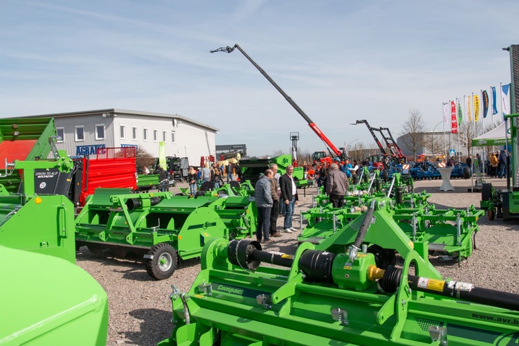 Besucher bei Agratec Salching Frühjahrsausstellung 2025