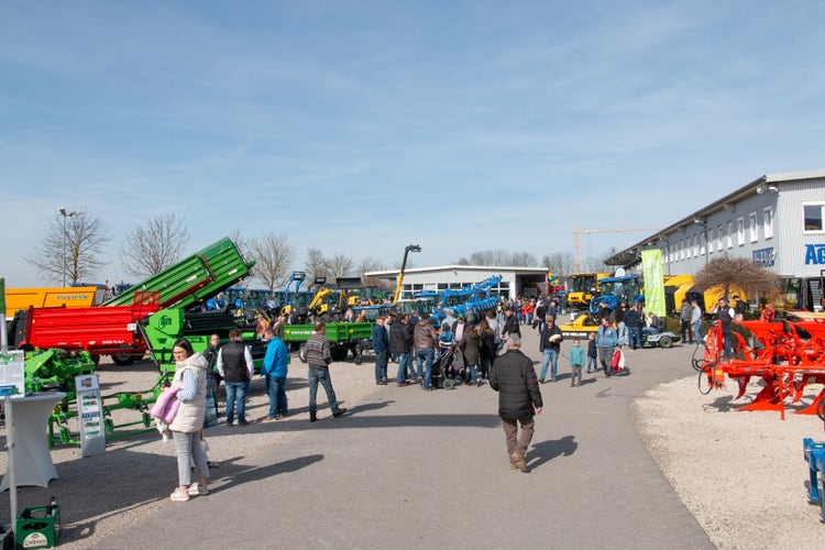 Besucher bei Agratec Salching Frühjahrsausstellung 2025