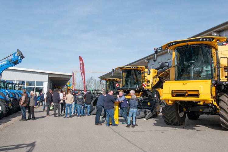 Besucher bei Agratec Salching Frühjahrsausstellung 2025