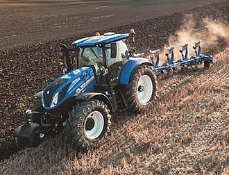 New Holland beim pflügen Bild