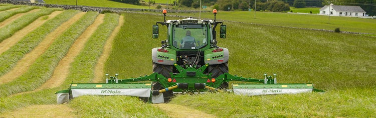 McHale Pro Glide B9000 Kombinationsmähwerk im Gras. An einem Fendt 720 Vario