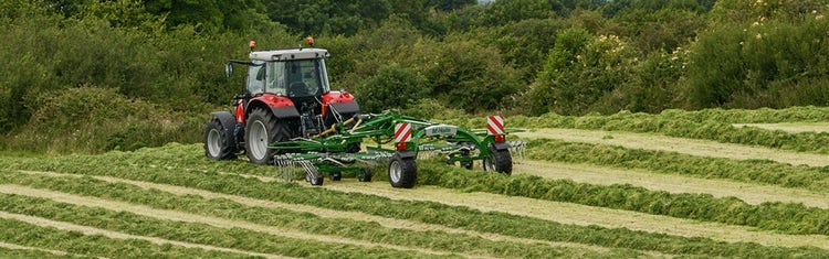 McHale R62-72 Zweikreisel Mittelschwader im Einsatz im Gras. An einem Massey F