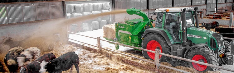 McHale C460 am einstreuen im Kuhstall. An einem Fendt 415 Vario.