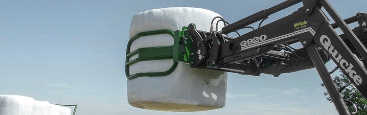 McHale R5 Rundballenzange mit einem Silageballen. An einem Quicke Q920