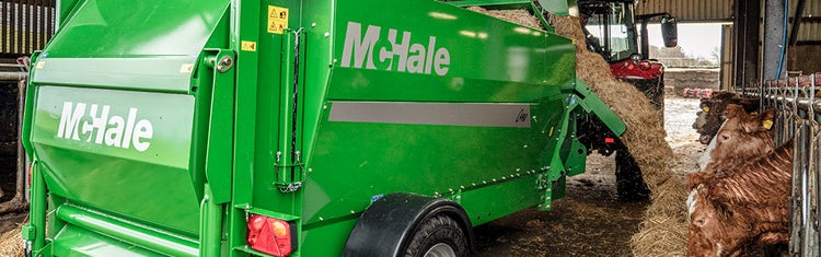 Ein McHale C490 Einstreuer im Stall beim Einstreuen.