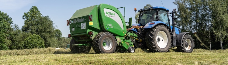 McHale Presse an einem New Holland Traktor