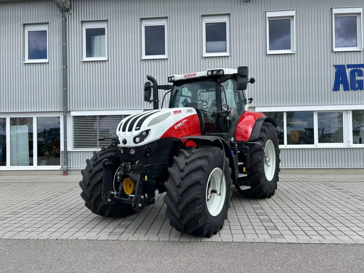 Steyr Absolut 6185 CVT vor der Filiale der Agratec
