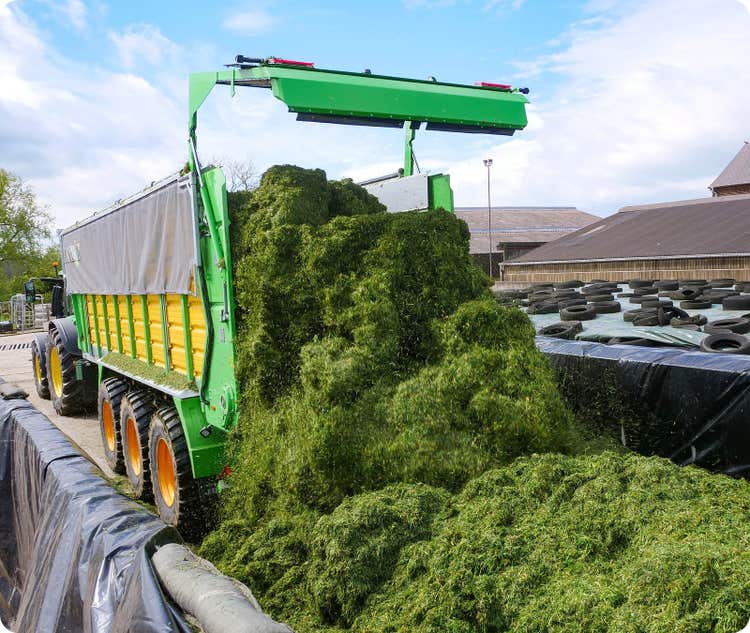 Joskin Silo-Spacer2 Transportwagen entleert in einem Silo