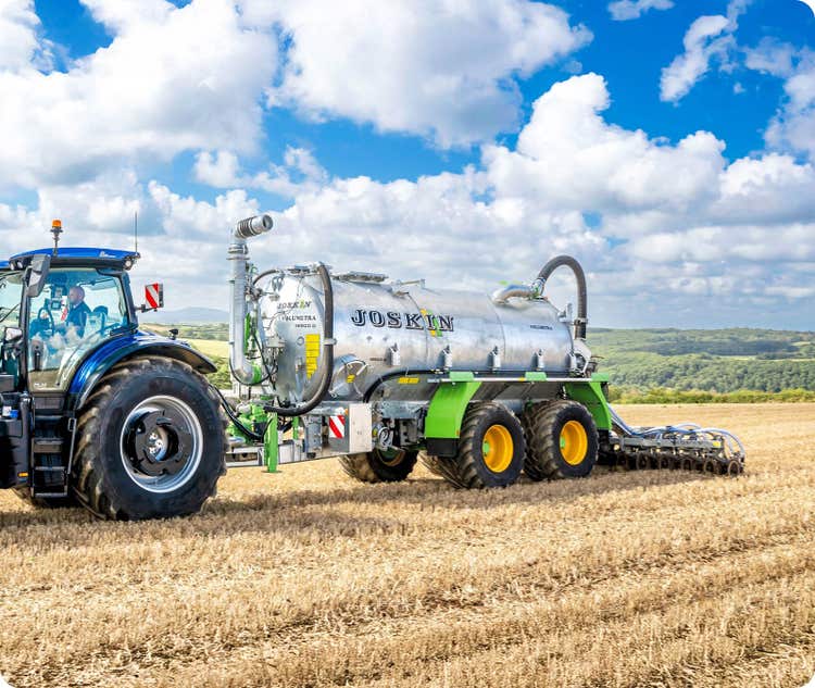 Volumetra Güllefass steht auf einem Feld uns Düngt