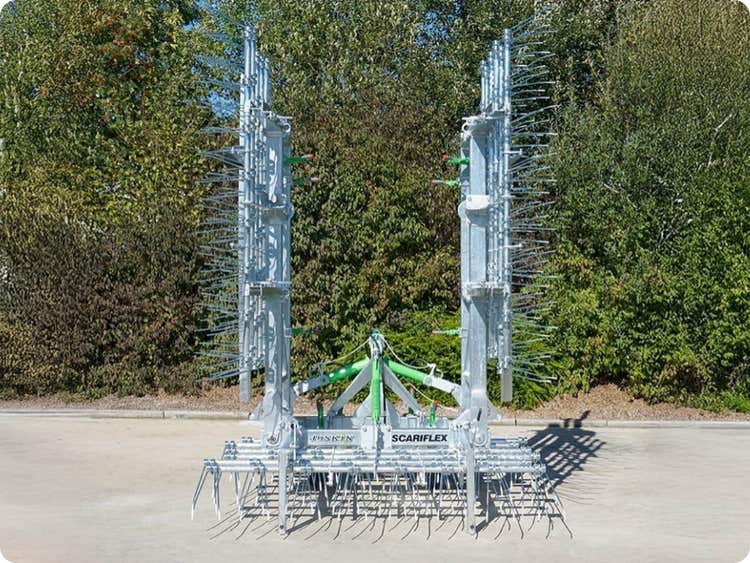 Scariflex R6S6 zusammenkeglappt auf einem Hof