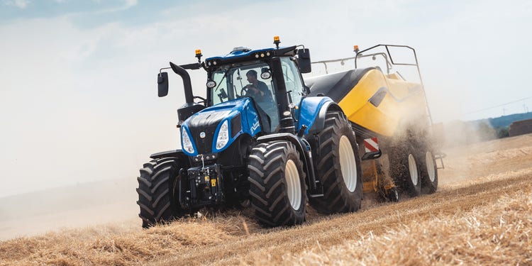 New Holland Traktor mit New Holland Presse Headerbild