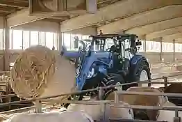 Blauer New Holland Traktor T5.100 DC V Stager im Einsatz